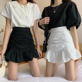 Minifalda de cintura alta con volantes y cordón ajustable en blanco y negro